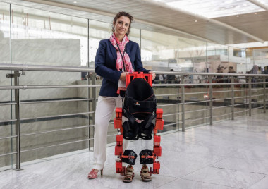 <p>Elena García Armada con uno de los exoesqueletos que se mostraron en el congreso mundial de robótica IROS 2018. / Olmo Cavo / SINC</p>