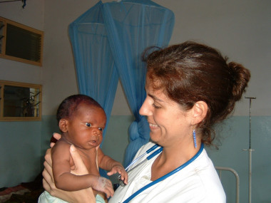 <p>Azucena Bardají, durante una de sus estancias en Mozambique. / ISGlobal</p>