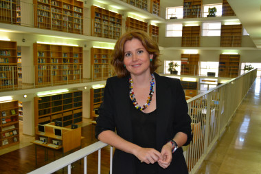 <p>Elena Martínez en la biblioteca Gregori Maians de la Universidad de Valencia. / RUVID.</p>