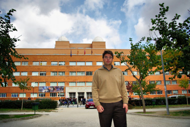 <p>Víctor Martín-Mayor, en la Plaza de Ciencias de la UCM. / Carlos Díaz Guerra</p>