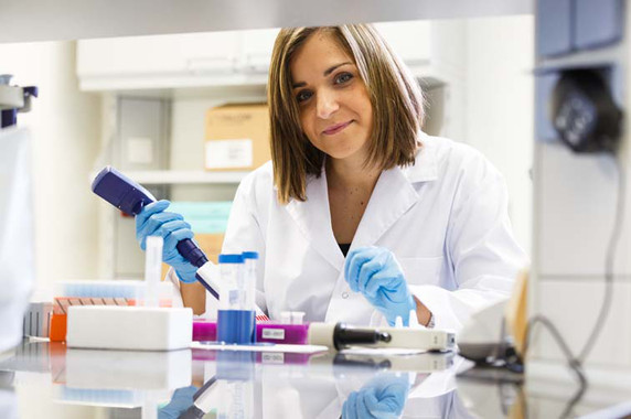 <p>Judit Cubedo en el laboratorio de la empresa. / GlyCardial Diagnostics</p>