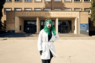 <p>Sassy Science en la puerta de la facultad de Ciencias de la Universidad de Zaragoza. / Víctor Serrano, SINC</p>«/></figure></div>
<p>Sassy Science en la puerta de la facultad de Ciencias de la Universidad de Zaragoza. / Víctor Serrano, SINC</p>
<figure class=