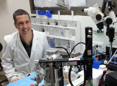 <p>Yuval Nir en su laboratorio. Imagen cedida por el investigador.</p>