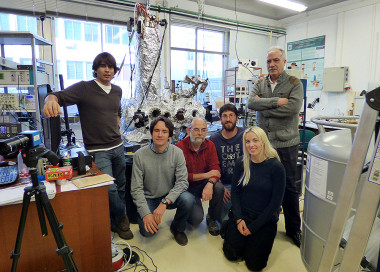 <p>Part of the HiMagGraphene project team next to the tunneling microscope. On the left, Iván Brihuega, with other scientists from the Autonomous University of Madrid and the Institut Néel (CNRS, France). / UAM/HiMagGraphene</p>
