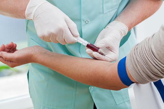 <p>Previamente a la donación se realiza un examen clínico y se toma una muestra de sangre para descartar cualquier problema para receptor </p>