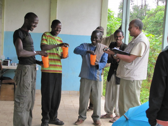 Hombres de Sheko participando en una prueba de tolerancia a la lactosa durante un estudio realizado en Etiopía / Tishkoff Lab