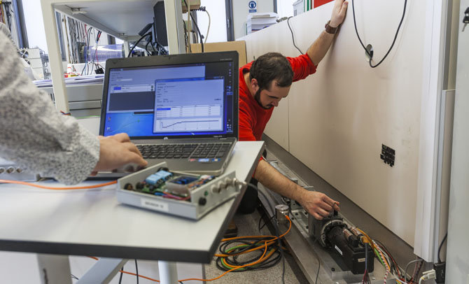 Los científicos prueban el sensor./SINC Los científicos prueban el sensor./SINC