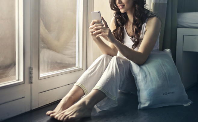 Mujer enviando mensajes de texto Mujer enviando mensajes de texto