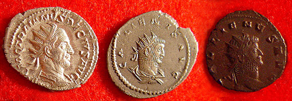 Ejemplo de antoninianos de la época del emperador Trajano Decio (el primero) y Galiano (los otros dos). / M123