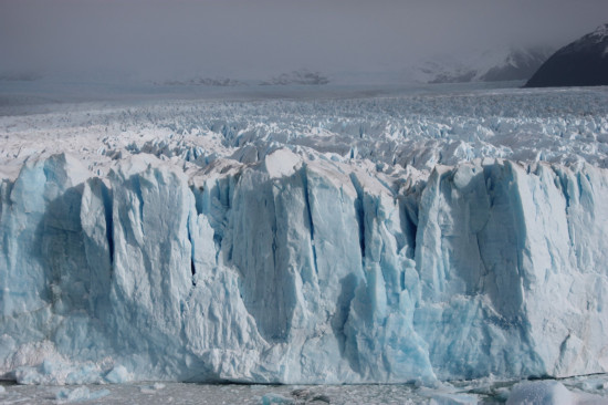 El frente del glaciar Perito Moreno mide unos 4 km de ancho
