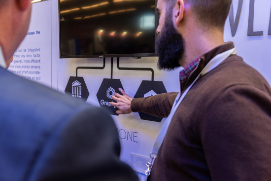 Jose A Pelaez de GrapheneTech demuestra su tecnologia en el Mobile World Congress de Barcelona