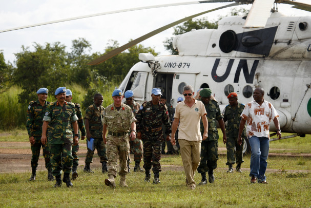 Luis Arranz junto a soldados con la boina azul de la ONU. / Nuria Ortega Luis Arranz junto a soldados con la boina azul de la ONU. / Nuria Ortega