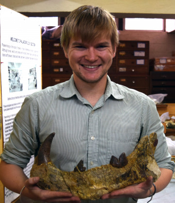 Matt Borths Holding Simbakubwa jaw