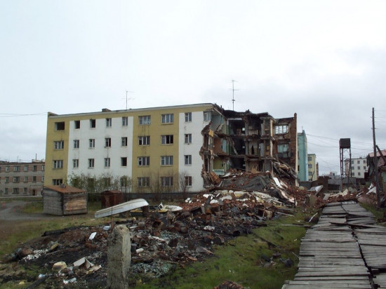 Un edificio de apartamentos en Chersky, Rusia, parcialmente destruido por deshielo del hielo congelado en una de sus secciones / Vladimir Romanovsky