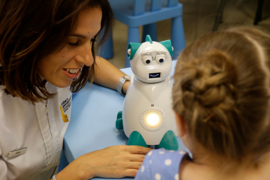 Sesión de terapia con un robot de Aisoy. / Aisoy Robotics