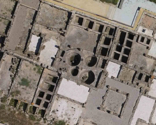 Vista aÃ©rea de algunos de los tanques de salazÃ³n ( cetaria )  de la  antigua ciudad romana de  Baelo Claudia , prÃ³xima a la actual  Tarifa (EspaÃ±a) / UCA