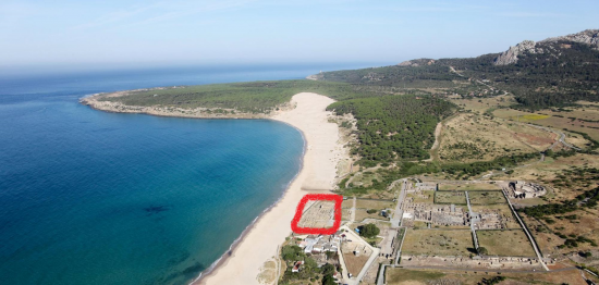 Vista aérea de Baelo Claudia (cerca de Tarifa, Andalucía). Las instalaciones de tratamiento de pescado están resaltadas con un cuadrado rojo. Foto: Universidad de Cádiz.
