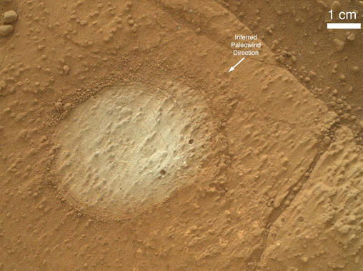 <p>Imagen tomada por el instrumento MAHLI de un cepillado en un afloramiento rocoso de Sheepbed. Science / AAAS</p>