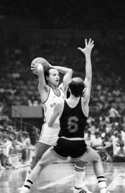 <p><strong>7. Corbalán y el corazón del baloncesto.</strong> Juan Antonio Corbalán (Madrid, 1954), base del Real Madrid de 1971 a 1988, trabaja desde su retirada del baloncesto como cardiólogo deportivo. En su palmarés hay 12 ligas españolas, 7 copas de España y 3 copas de Europa. / Efe</p>