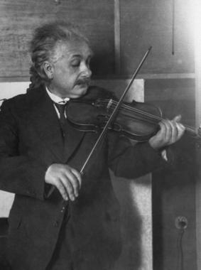 <p><strong>14. Einstein al violín.</strong> La segunda pasión de Albert Einstein (Ulm, 1879 – Princeton, 1955) fue el violín. A los seis años comenzó su educación musical. Aunque se aburrió rápidamente de las clases, no dejó de tocar nunca. / <a href="http://es.m.wikipedia.org/wiki/Archivo:Albert_Einstein_violin.jpg" target="_blank">Wikipedia</a></p>