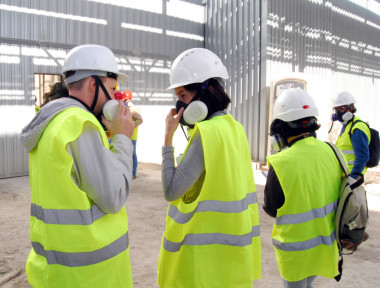 <p>En la planta de tratamiento los técnicos y visitantes tienen que entrar con máscaras de protección. /SINC</p>