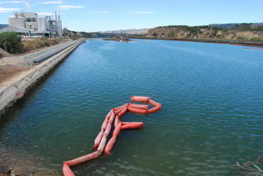 <p>Vista de los trabajos en el cauce del Ebro, con la factoria de Ercros al fondo. / SINC</p>