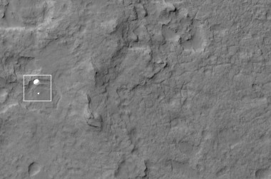 <p>Descenso de "Curiosity" sobre Marte con el paracaídas desplegado. Imagen: NASA/JPL/University of Arizona</p>
