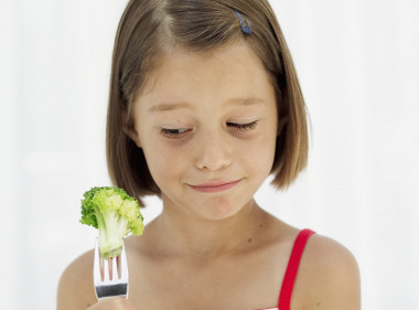 <p>Los niños de padres con bajo y medio nivel educativo comen menos verduras, frutas. / Idefics</p>