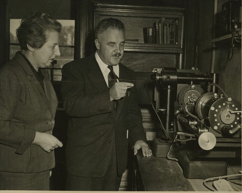 <p><strong>Adrienne Weill</strong>, <strong>física e ingeniera</strong>. Como refugiada francesa fue acogida por la Universidad de Cambridge (Reino Unido) en 1940. Se convirtió en mentora y amiga de la química y cristalógrafa inglesa Rosalind Franklin. En la imagen, con el ingeniero John Phillip Nielsen. (9/9)</p>