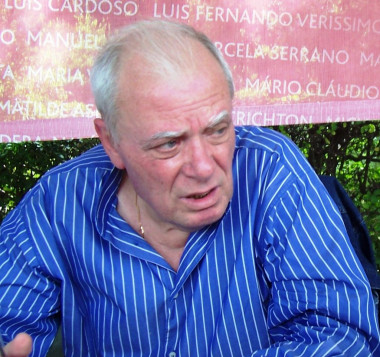 <p><strong><strong>PHOTO GALLERY</strong></strong>. Though Antonio Lobo Antunes denies it is autobiographical, his novel, <em>What Horses Are These that Make Shade on the Sea? </em>has a protagonist who is one Antonio Antunes, a patient in a hospital bed being treated for colon cancer. / <a href="http://upload.wikimedia.org/wikipedia/commons/f/f3/Ant%C3%B3nio_Lobo_Antunes.jpg" target="_blank">Wikipedia </a></p>