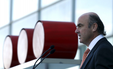 <p>El ministro de Economía y Competitividad, Luis de Guindos, ayer en el CNIC. Imagen: Efe</p>