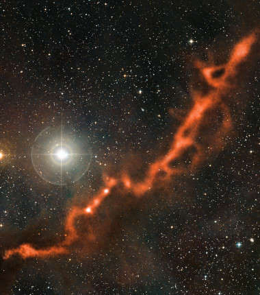 <p>El sinuoso filamento de la Nube Molecular de Tauro con la brillante estrella φ Tauri. Imagen: ESO/APEX/A. Hacar et al.</p>