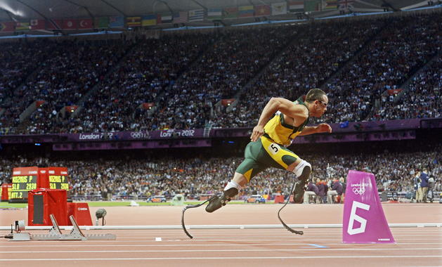 <p>Pistorius es el primer corredor con las piernas amputadas en competir en unos juegos olímpicos. Imagen: Efe</p>