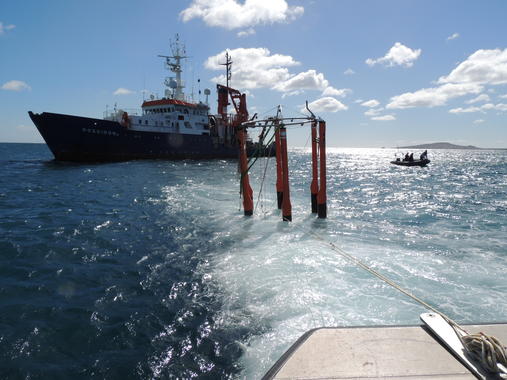 <p>Instalación de los mesocosmos en Taliarte (Gran Canaria) gracias al buque oceanográfico alemán Poseidón. Foto: Ulf Riebesell. </p>