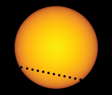 <p>Tránsito de Venus por delante del sol durante el año 2004. Imagen:E.Slawik, <em>Nature</em>.</p>