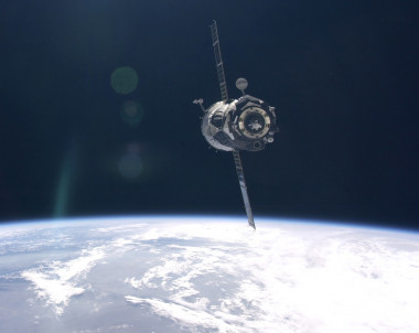 <p>Reproducción artística de la nave especial SOYUZ aproximándose a la Estación Espacial Internacional. Imagen facilitada por el CSIC</p>