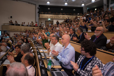 <p>Los físicos aplauden en la conferencia celebrada en el CERN. Imagen: CERN</p>