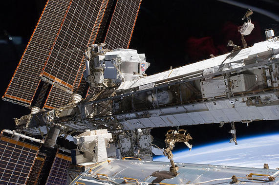 <p>El espectrómetro AMS (arriba en el centro) sobre la Estación Espacial Internacional. / NASA. </p>