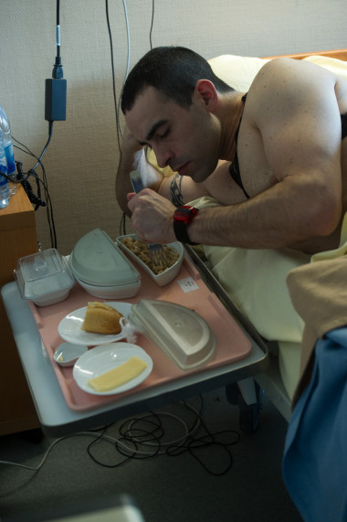 <p>Un voluntario disfruta de una comida desde la cama. / ESA</p>
