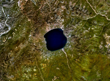 <p>Vista aérea del lago Elgygytgyn (Rusia). Imagen:<a href="http:/en.wikipedia.org/wiki/File:Elgygytgyn.jpg; " target="_blank"> Wikipedia / NASA.</a></p>