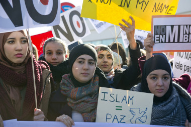 <p>Manifestación de musulmanes frente a la Estación de Atocha en Madrid en contra de los ataques producidos en París la semana pasada que se han cobrado la vida de 17 personas. / EFE</p>