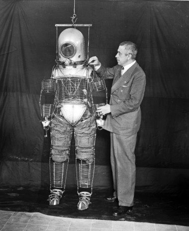 <p>Fotografía tomada en mayo de 1935 en Madrid del ingeniero militar Emilio Herrera con su escafandra. /EFE</p>
