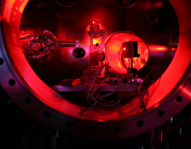<p>Interior de la cámara experimental con la fuente de luz <em>Linac Coherent Light Source</em> (LCLS). Imagen: Universidad de Oxford, S.Vinko.</p>