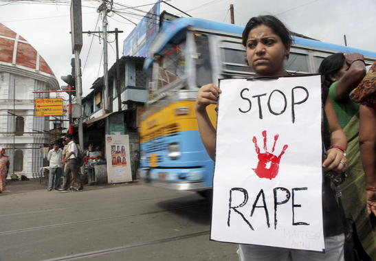 <p>Mujeres protestan en Calcuta (India), contra de un nuevo caso de violación. / Piyal Adhikary (Efe)</p>