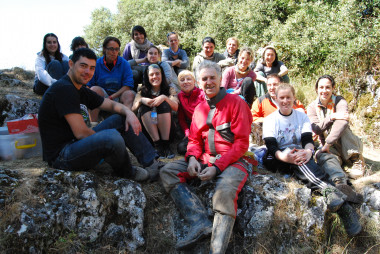 <p>Juan Luis Arsuaga junto al grupo de arqueólogos que excavan en el yacimiento de El Portalón (Cueva Mayor). Imagen: SINC.</p>