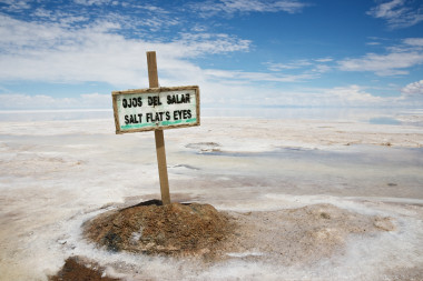 <p>Los "ojos" de agua del salar de Uyuni albergan a las bacterias. / <a href="http://www.flickr.com/photos/nicokaiser/6717352843/in/photolist-beAbYk-gcckh-bjL8hM/lightbox/" target="_blank">Nico Kaiser</a></p>