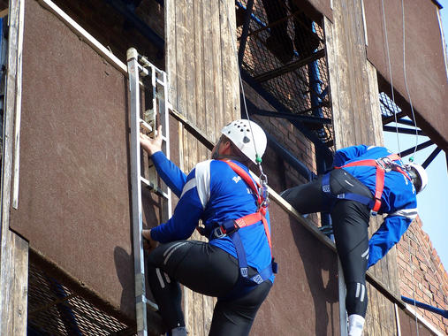<p>Un trabajador sube por una escalera de mano. Imagen: gynti_46</p>