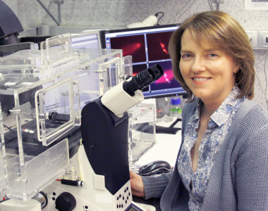 <p>La bióloga celular Isabelle Vernos en su laboratorio el Centro de Regulación Genómica, en Barcelona. / CRG</p>
