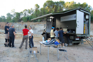 <p>El equipo de científicos e ingenieros del Centro de Astrobiología (INTA–CSIC) en la zona de Peña de Hierro. / SINC.</p>