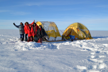 <p>Foto de los cinco expedicionarios en el lugar exacto en el que acabaron su aventura. Es la primera imagen del trineo de viento en Groenlandia 2014. / Tierraspolares</p>
